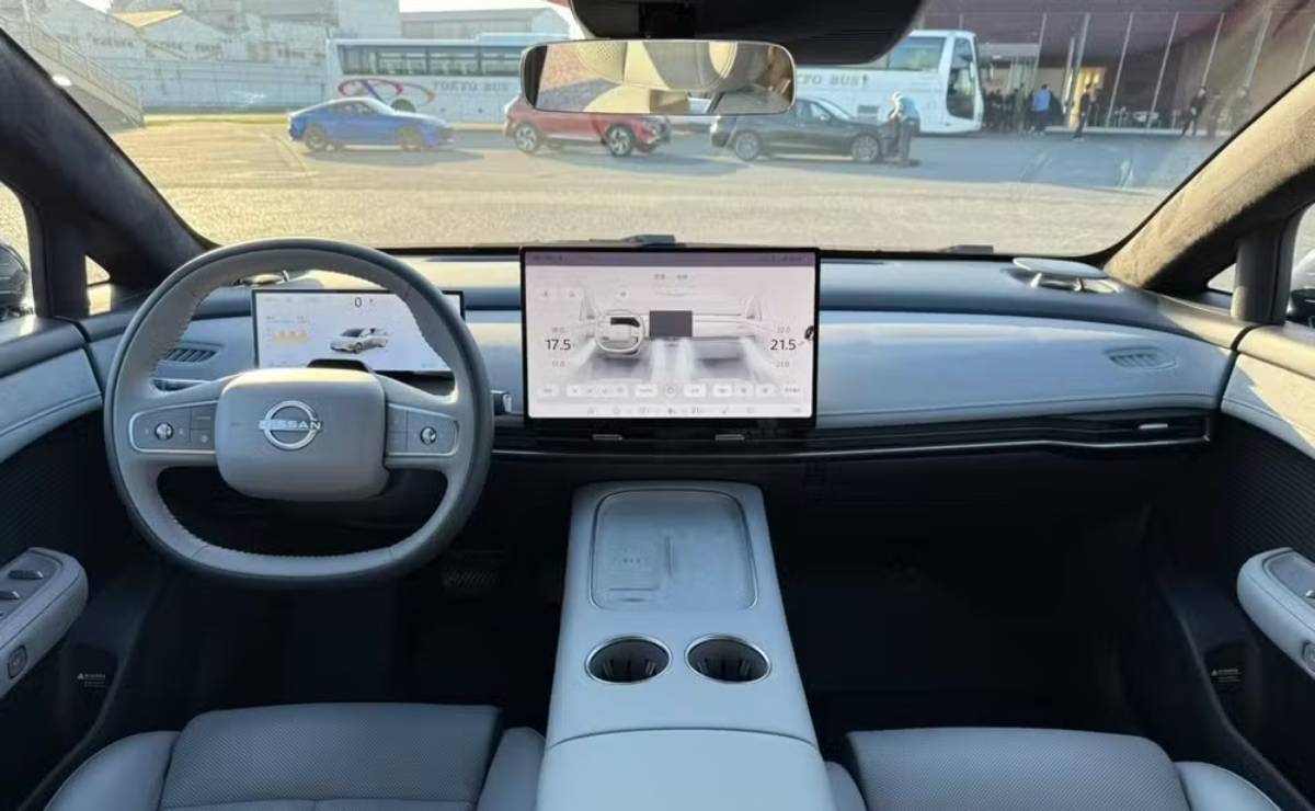 Nissan N7 interior 2