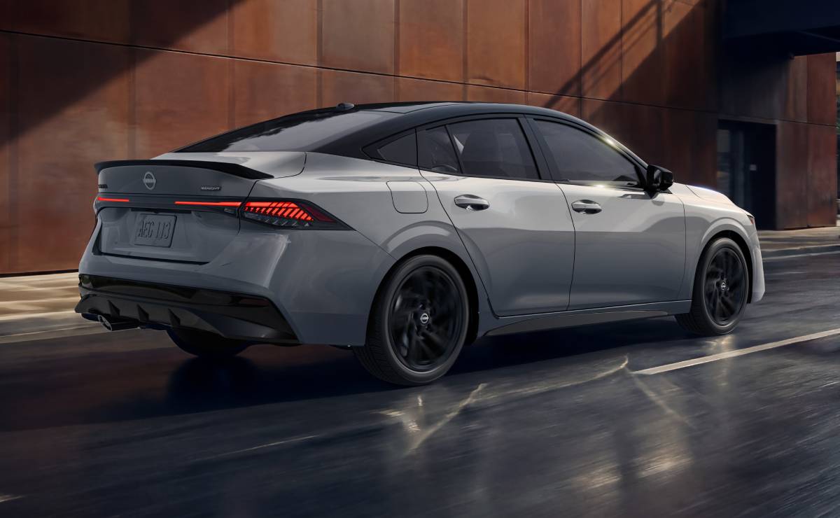 El Nissan Sentra 2027 se actualiza y suma una nueva versión para enfrentar al Toyota Corolla 3 Nissan Sentra 2027 Midnight Edition accion