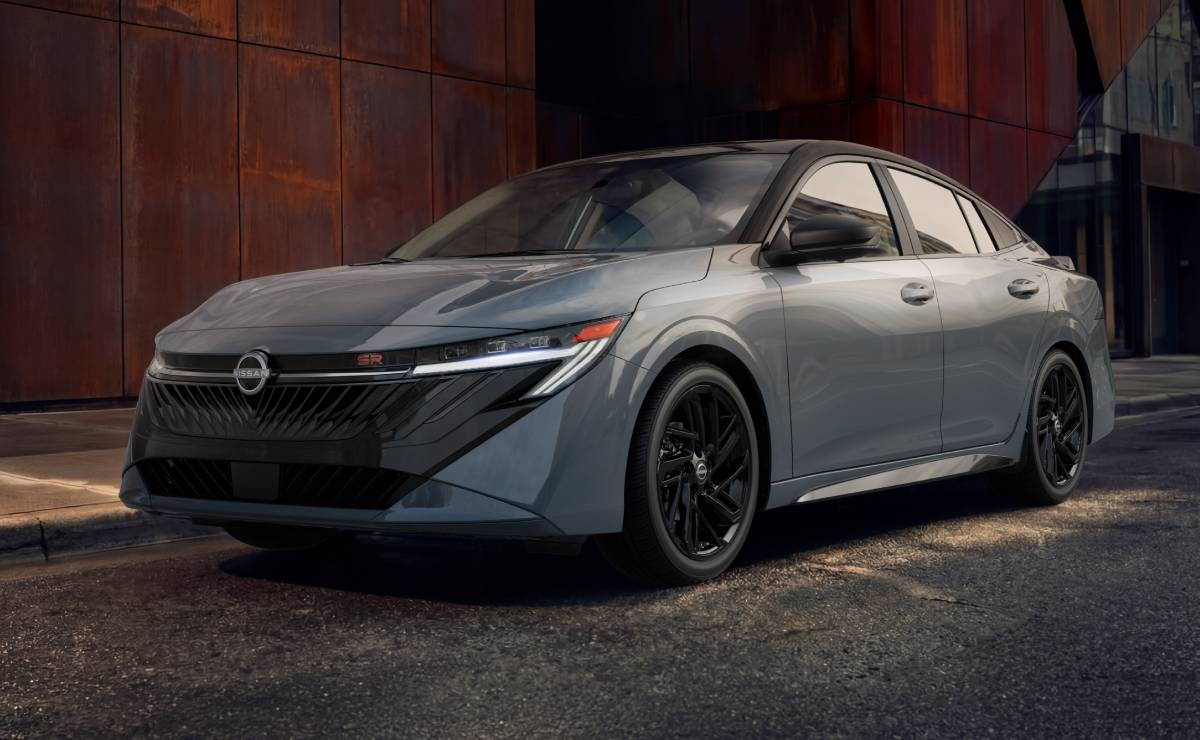 El Nissan Sentra 2027 se actualiza y suma una nueva versión para enfrentar al Toyota Corolla 5 Nissan Sentra 2027 Midnight Edition frente