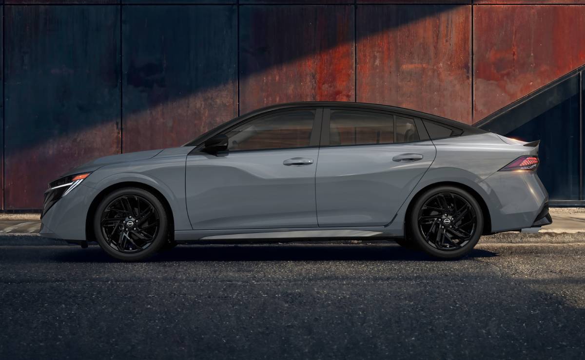 El Nissan Sentra 2027 se actualiza y suma una nueva versión para enfrentar al Toyota Corolla 6 Nissan Sentra 2027 Midnight Edition perfil
