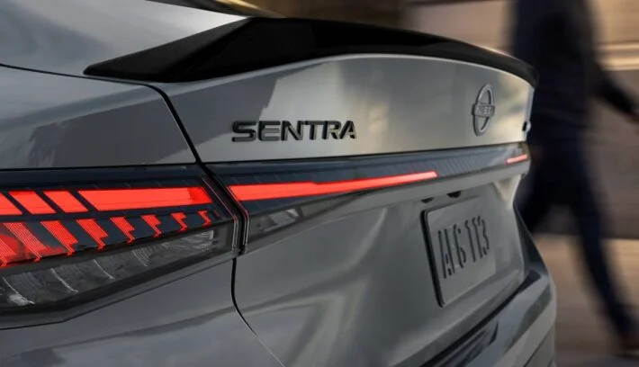 Nissan Sentra 2027 Midnight Edition trasera