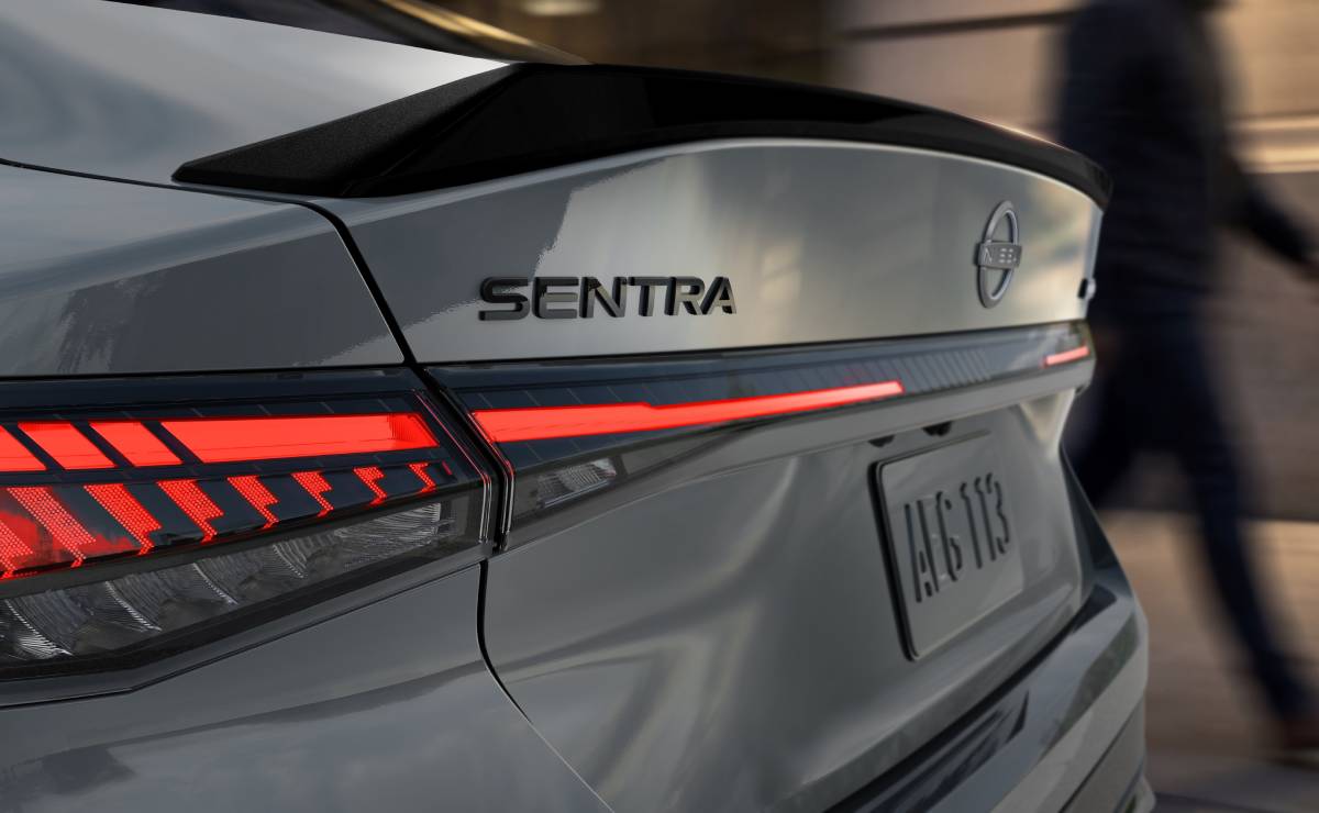 El Nissan Sentra 2027 se actualiza y suma una nueva versión para enfrentar al Toyota Corolla 1 Nissan Sentra 2027 Midnight Edition trasera