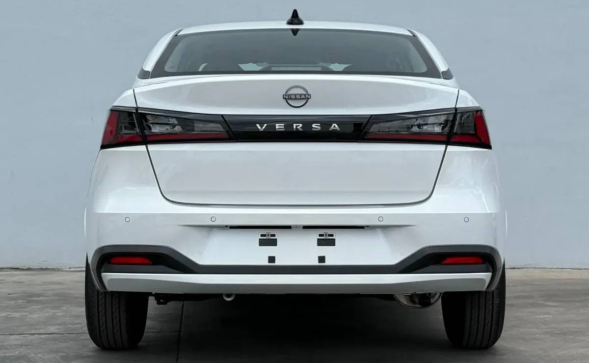 Nissan Versa Sense Base TM cola
