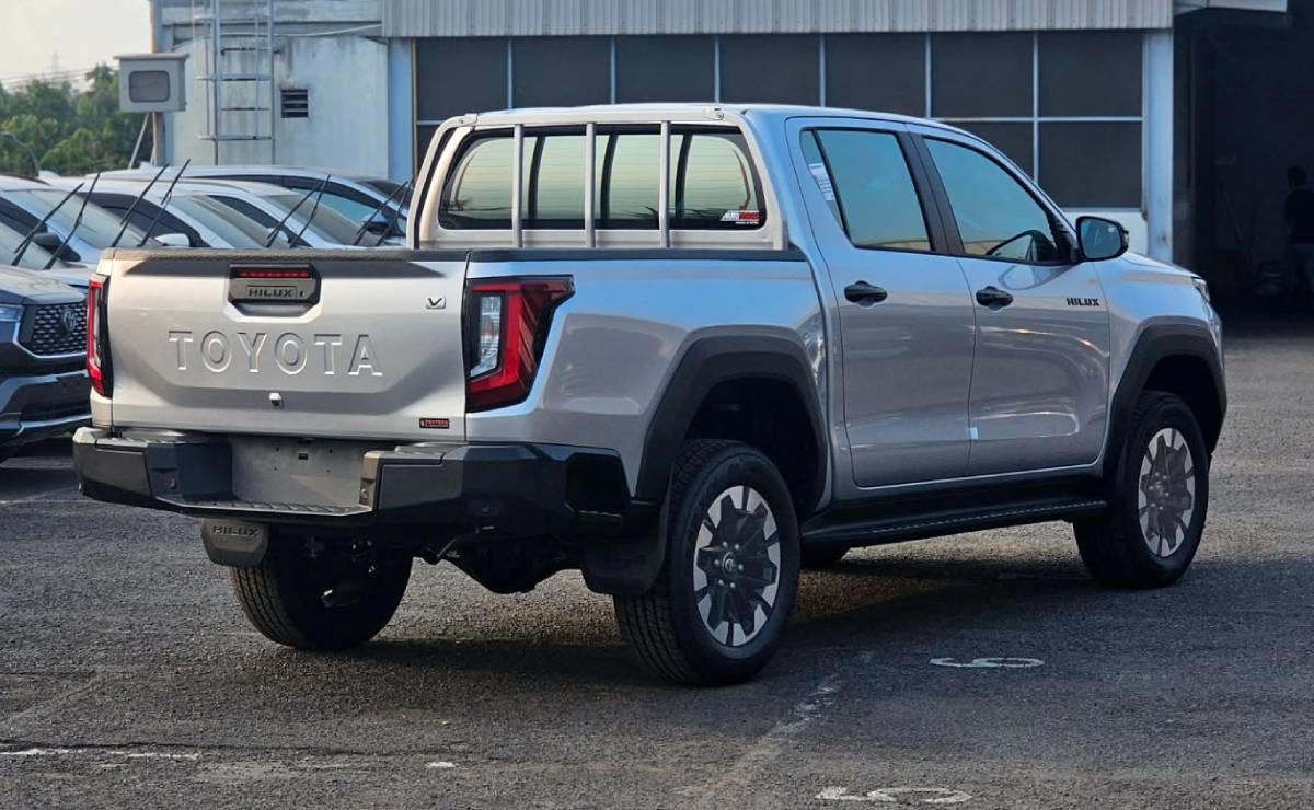 Nueva Toyota Hilux 2026: así es la pick up que llegará con diseño renovado y más equipamiento 4 Nueva Toyota Hilux 2026 trasera 1