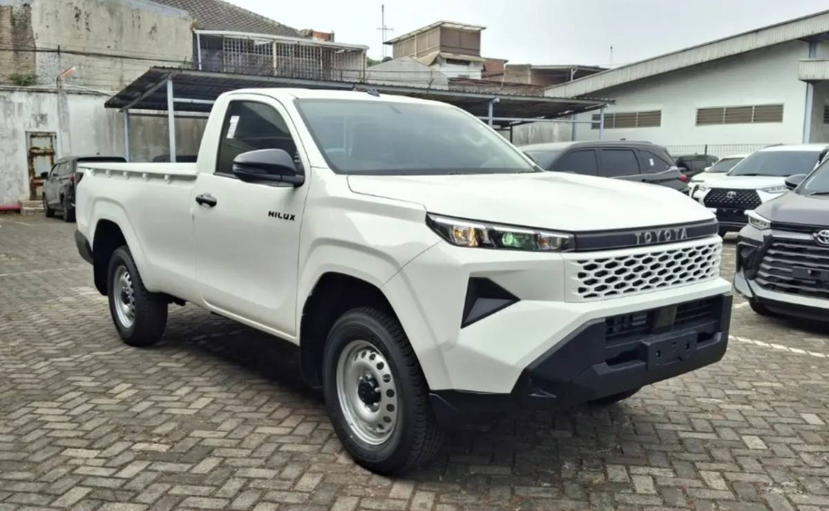 La nueva Toyota Hilux ya tiene su versión de trabajo: cabina simple y motor de 204 CV 6 Nueva Toyota Hilux cabina simple frente 2