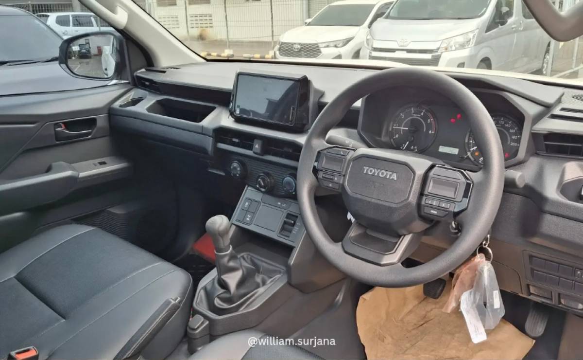 La nueva Toyota Hilux ya tiene su versión de trabajo: cabina simple y motor de 204 CV 7 Nueva Toyota Hilux cabina simple interior