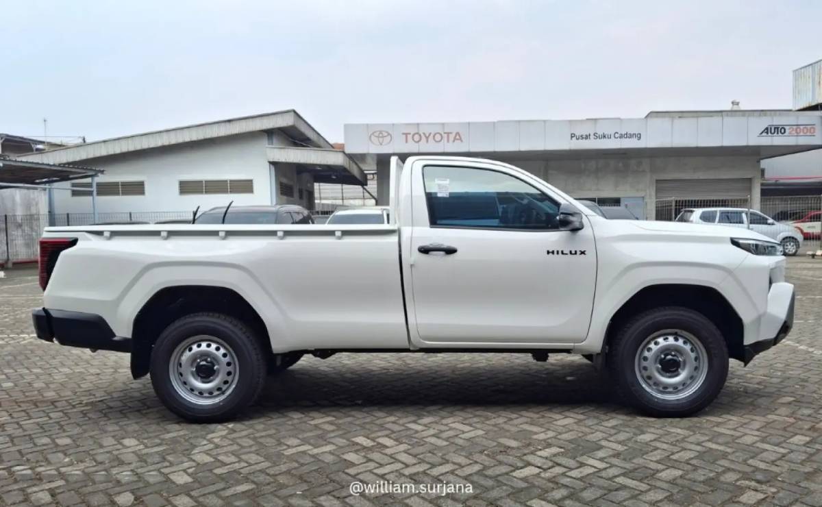 La nueva Toyota Hilux ya tiene su versión de trabajo: cabina simple y motor de 204 CV 1 Nueva Toyota Hilux cabina simple perfil 1