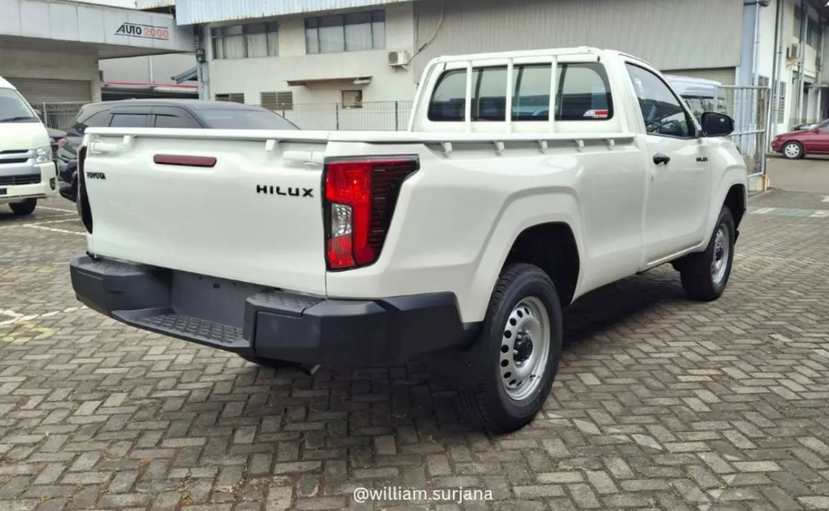La nueva Toyota Hilux ya tiene su versión de trabajo: cabina simple y motor de 204 CV 3 Nueva Toyota Hilux cabina simple trasera 2