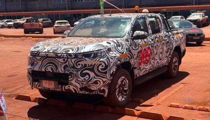 Nueva Toyota Hilux electrica camuflada