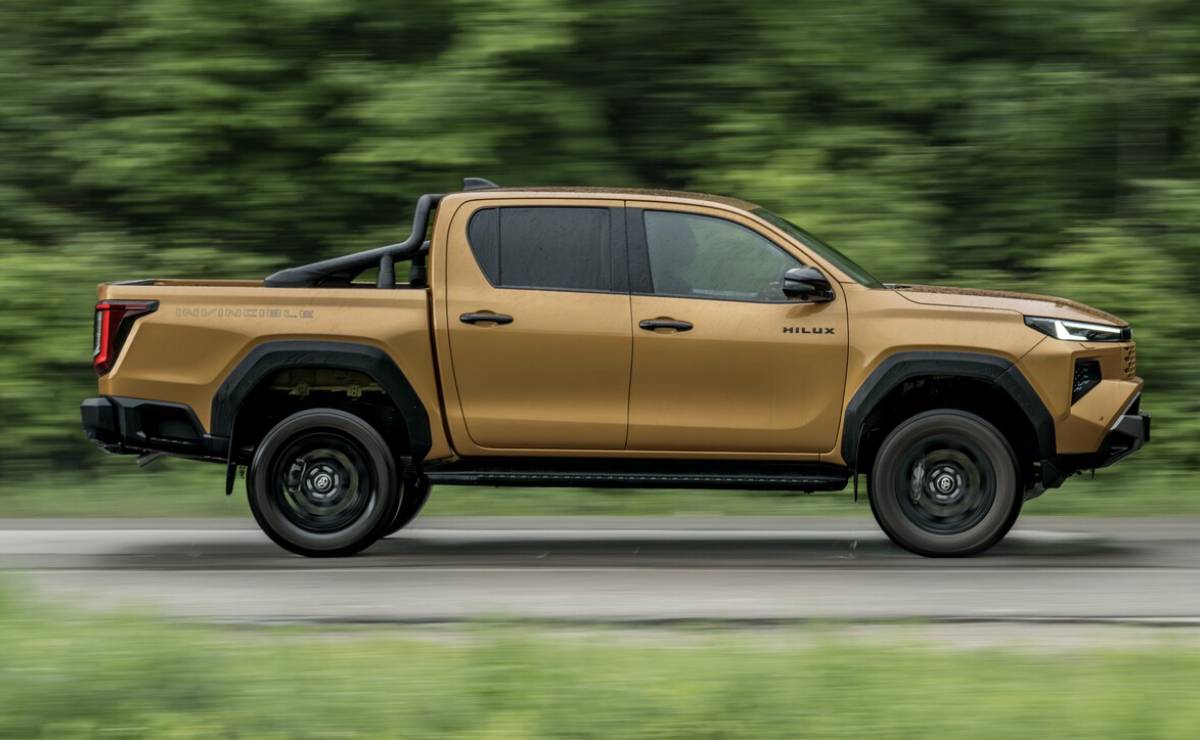 La nueva Toyota Hilux llega a la región y ya tiene precios: ¿seguirá siendo la pick up más vendida? 1 Nueva Toyota Hilux perfil accion