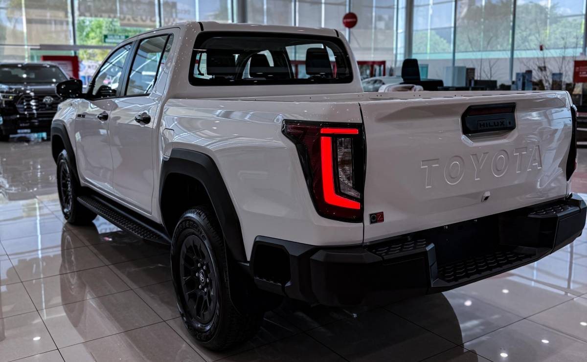 Nueva Toyota Hilux trasera 3