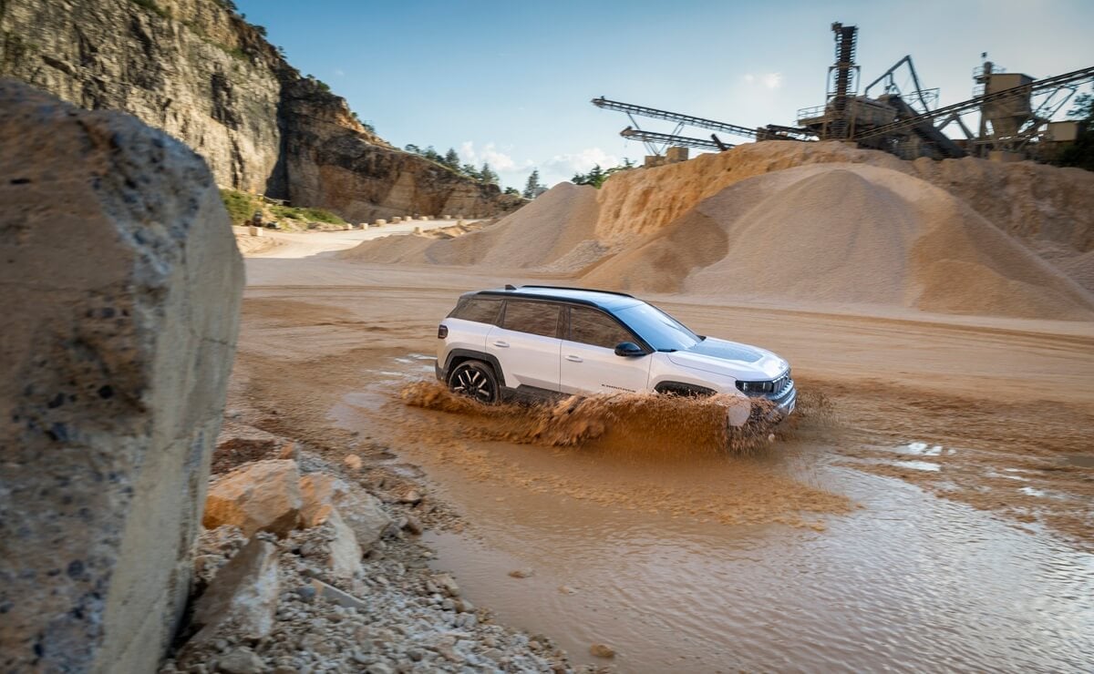 Jeep lanzó un nuevo Compass con 375 CV y más para superar a Toyota Corolla Cross 2 Nuevo Jeep compass
