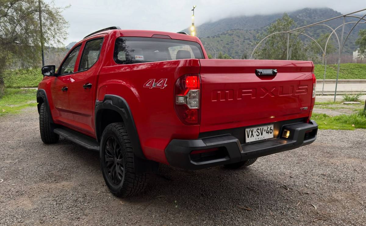 Llegó una nueva pick up a la región con 221 CV para competir contra Toyota Hilux y Ford Ranger 4 Pick up Maxus T70 trasera 1