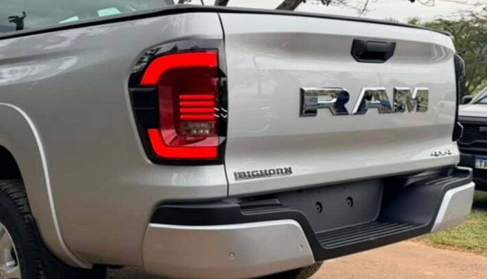 RAM Dakota Bighorn caja