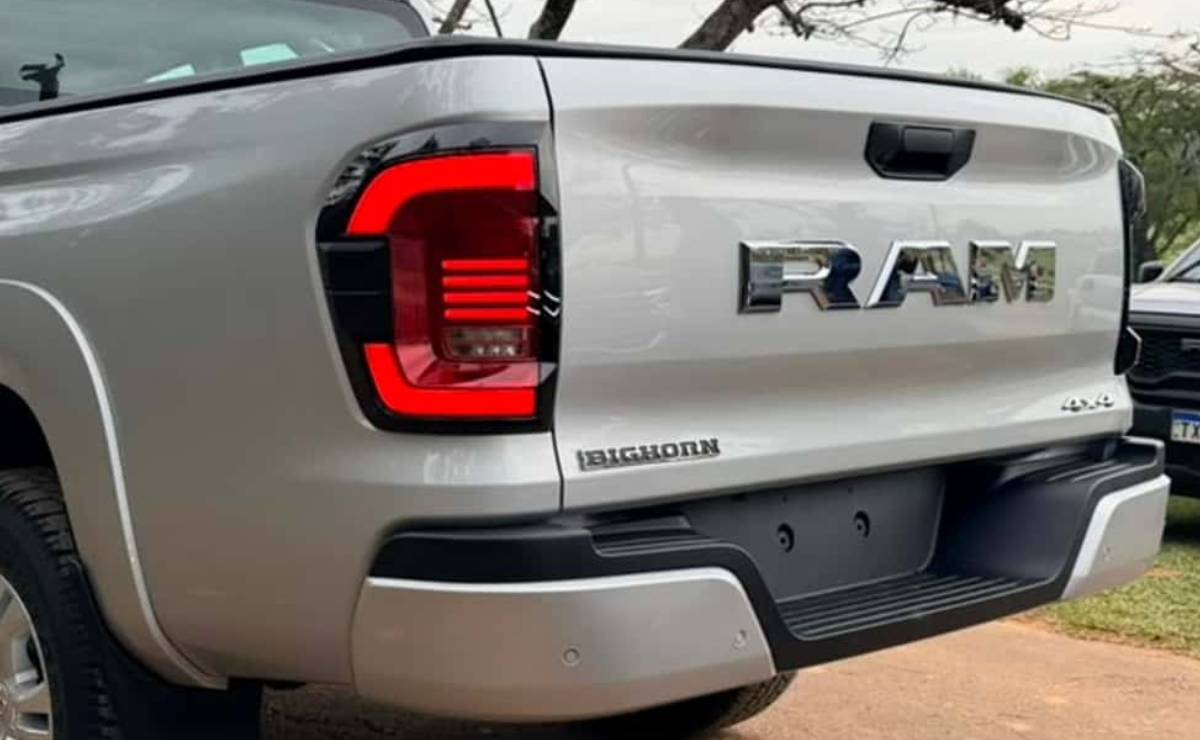RAM Dakota Bighorn caja