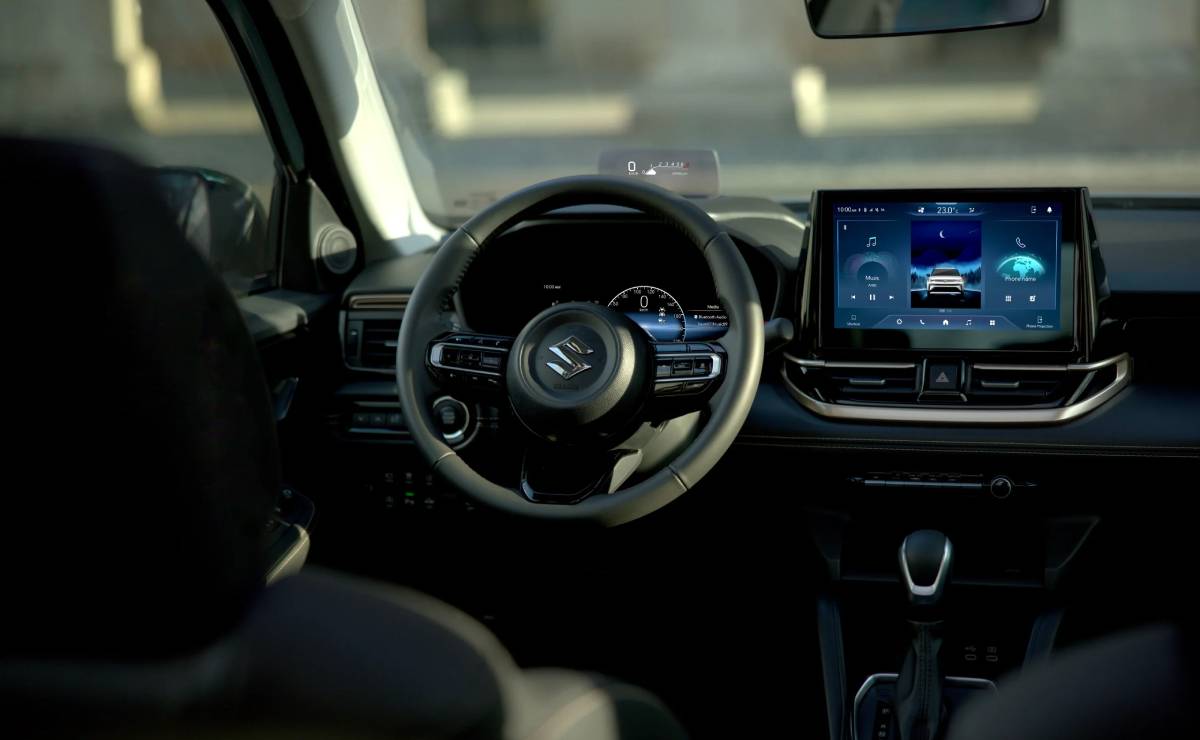 SUV Suzuki Across interior