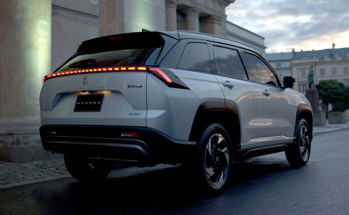 SUV Suzuki Across trasera