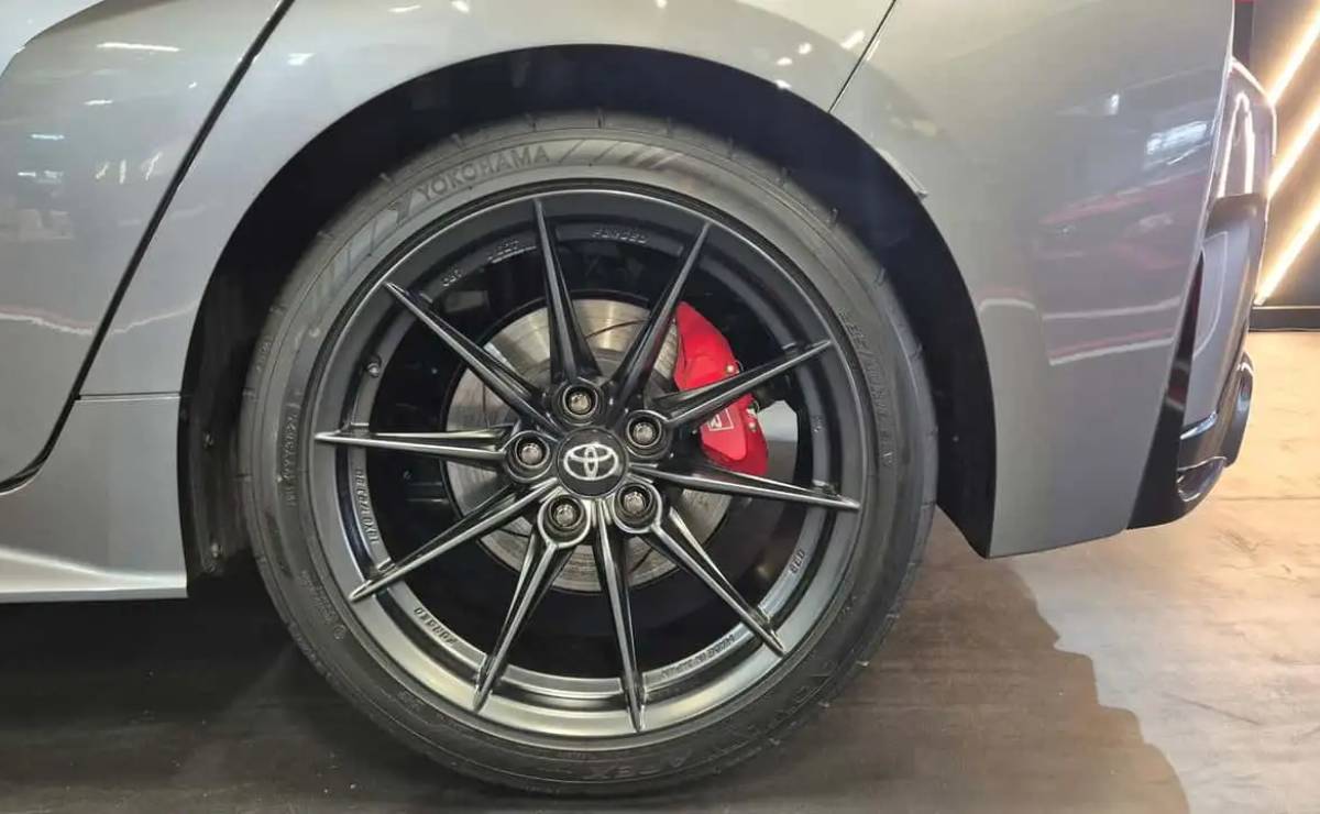Toyota confirmó el Corolla más deportivo para la región: nuevo diseño y 304 CV 1 Toyota GR Corolla llanta 1