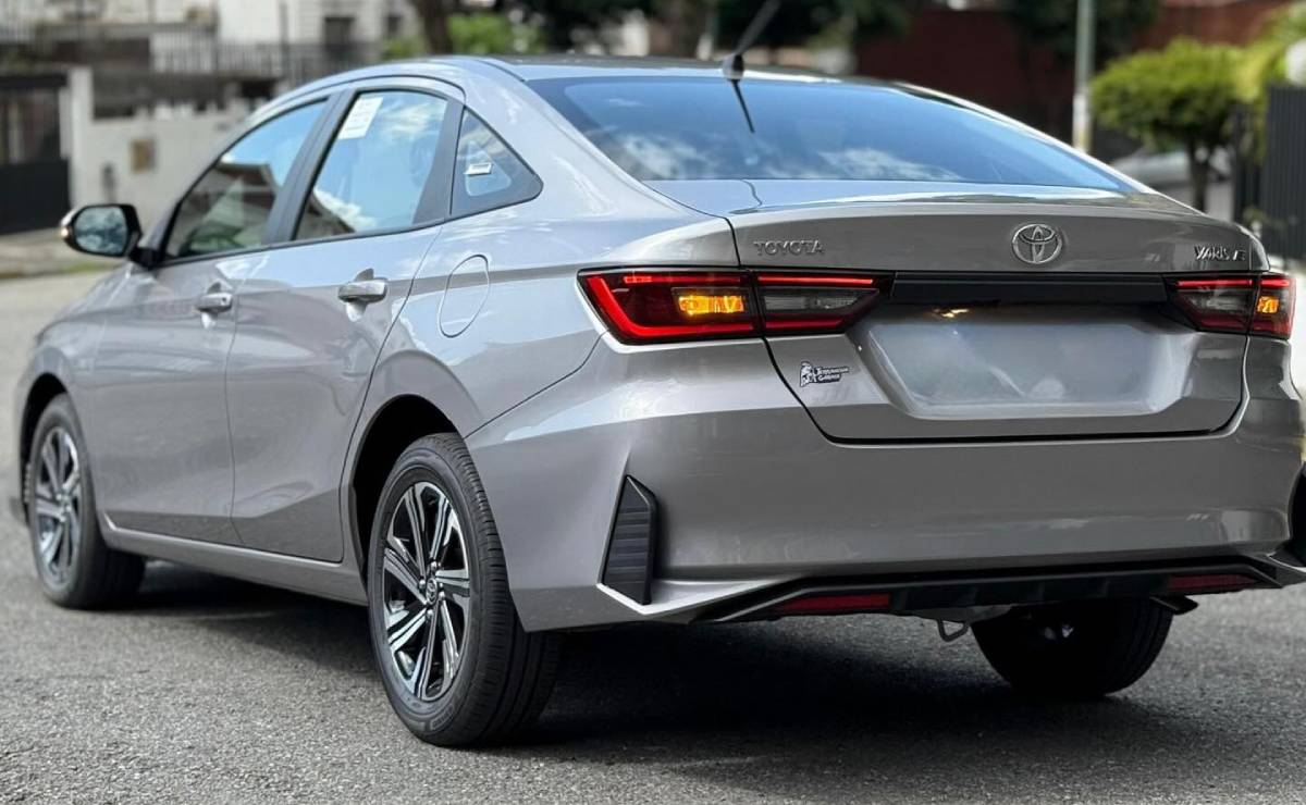 Más barato que Corolla: así es el sedán de Toyota que se vende en la región 5 Toyota Yaris sedan trasera 1