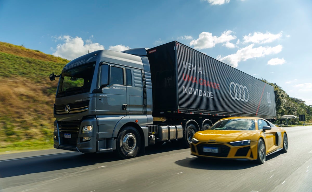 VW Meteor transporta el showcar de la Fórmula 1® de Audi de Brasil 1 Volkswagen Meteor