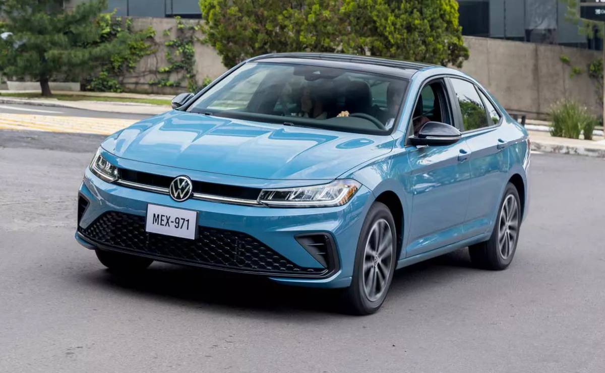 Volkswagen renovó su sedán para enfrentar a Toyota Corolla: motor turbo de 150 HP y más tecnología 6 Volkswagen Jetta 2027 accion