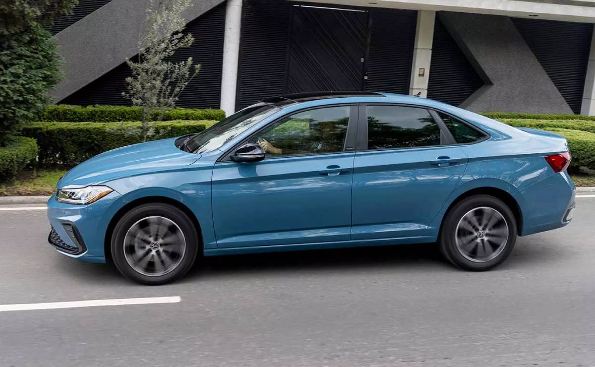 Volkswagen renovó su sedán para enfrentar a Toyota Corolla: motor turbo de 150 HP y más tecnología 1 Volkswagen Jetta 2027 perfil
