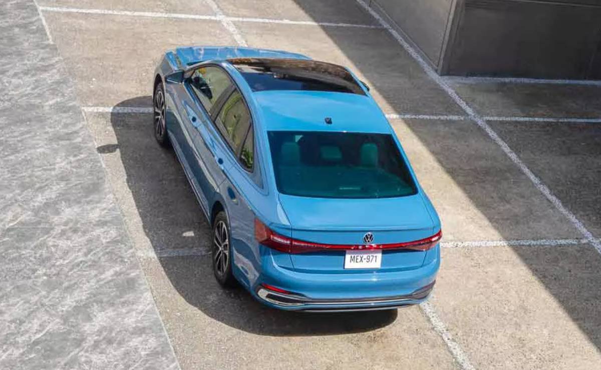 Volkswagen renovó su sedán para enfrentar a Toyota Corolla: motor turbo de 150 HP y más tecnología 5 Volkswagen Jetta 2027 trasera