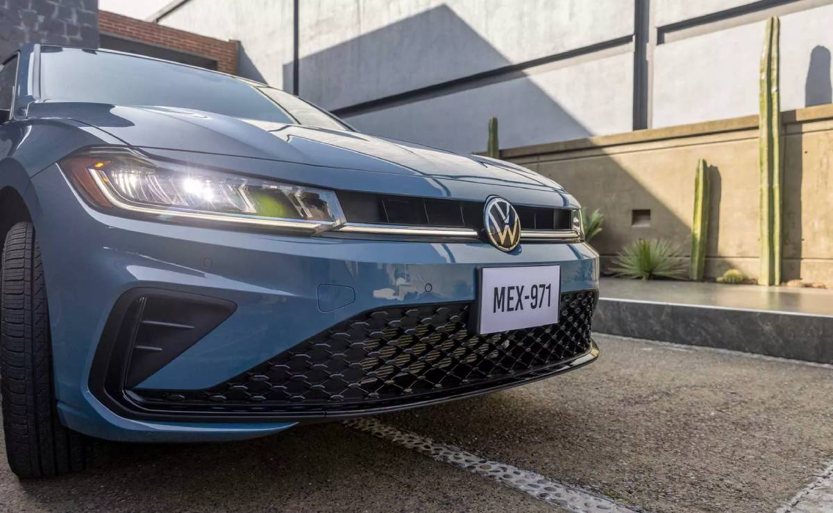 Volkswagen renovó su sedán para enfrentar a Toyota Corolla: motor turbo de 150 HP y más tecnología 3 Volkswagen Jetta 2027 trompa