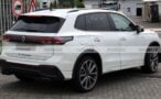 Volkswagen Tiguan R 2027 visto desde atrás, mostrando las cuatro salidas de escape