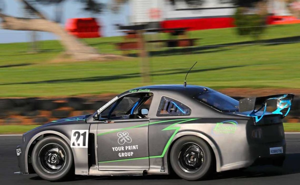 video de autos de carrera as compiten lo