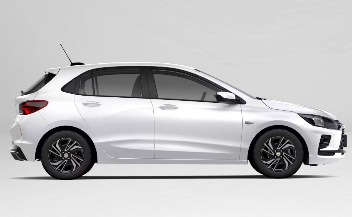 El hatchback rival de Toyota Yaris que cuesta menos de 33 millones y tiene motor turbo de 116 CV 1 Chevrolet Onix LT Turbo MT perfil