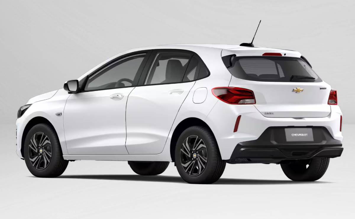 El hatchback rival de Toyota Yaris que cuesta menos de 33 millones y tiene motor turbo de 116 CV 6 Chevrolet Onix LT Turbo MT trasera