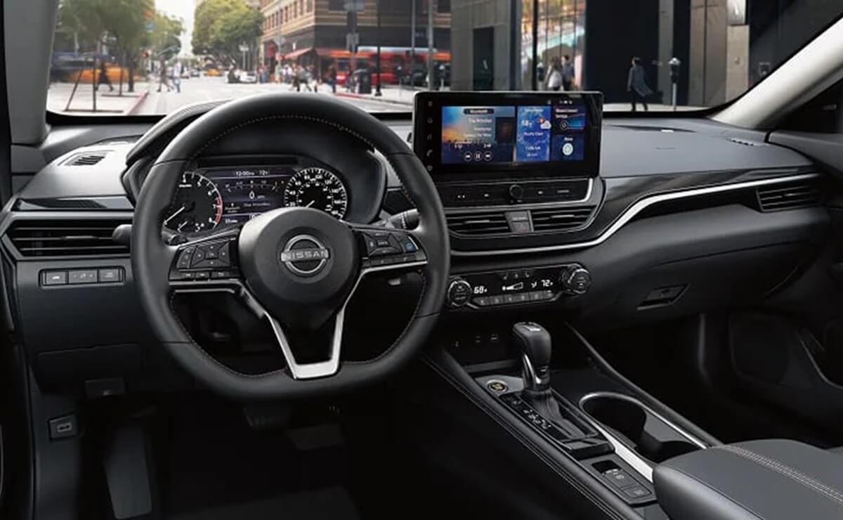 El sedán de Nissan que está arriba de Sentra: cuesta menos de 28000 dólares y compite con Toyota 4 Nissan Altima interior