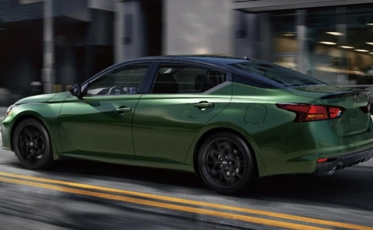 El sedán de Nissan que está arriba de Sentra: cuesta menos de 28000 dólares y compite con Toyota 2 Nissan Altima perfil