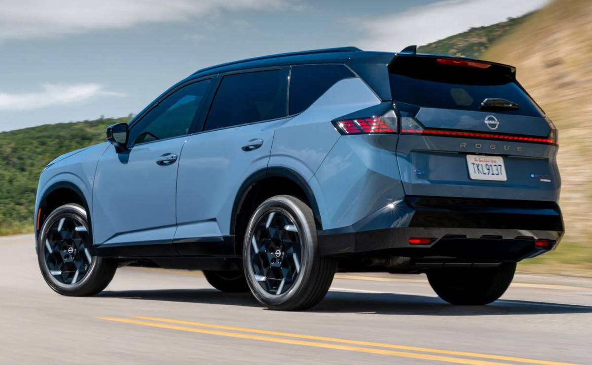 Nissan Rogue Hybrid 2027 accion 1