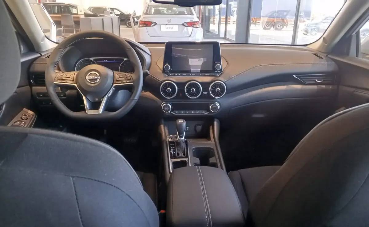 Nissan Sentra Advance interior
