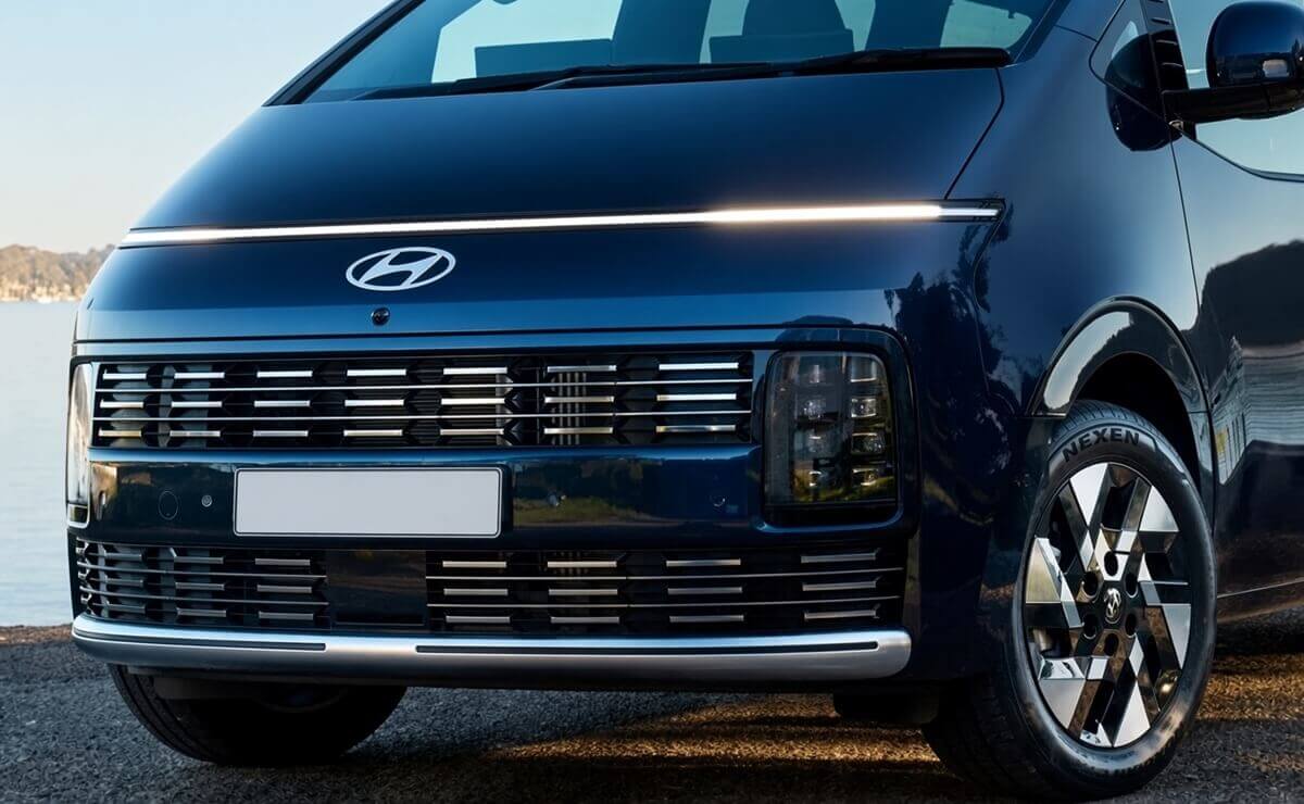 La nueva furgoneta con 9 asientos que va por la de Volkswagen: es más barata y muy completa