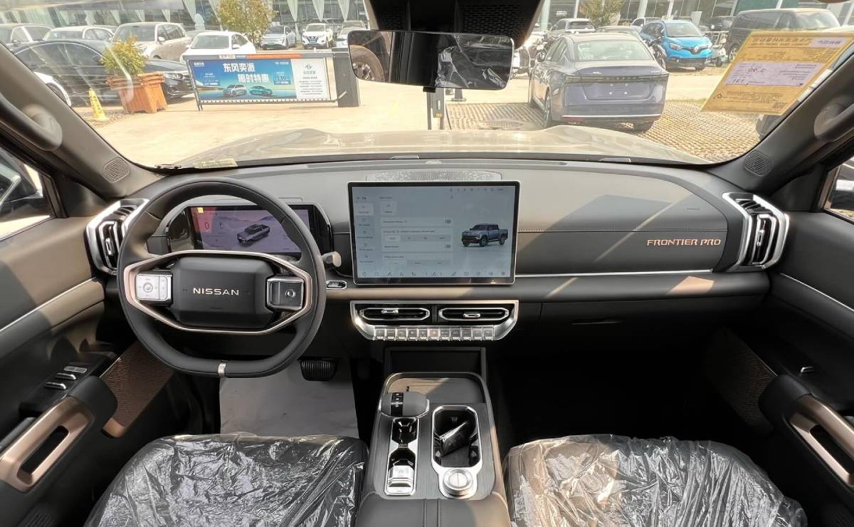 Nissan ya tiene lista la nueva Frontier para competir contra Toyota Hilux: 410 CV y mucho equipamiento 7 Nueva Nissan Frontier Pro interior