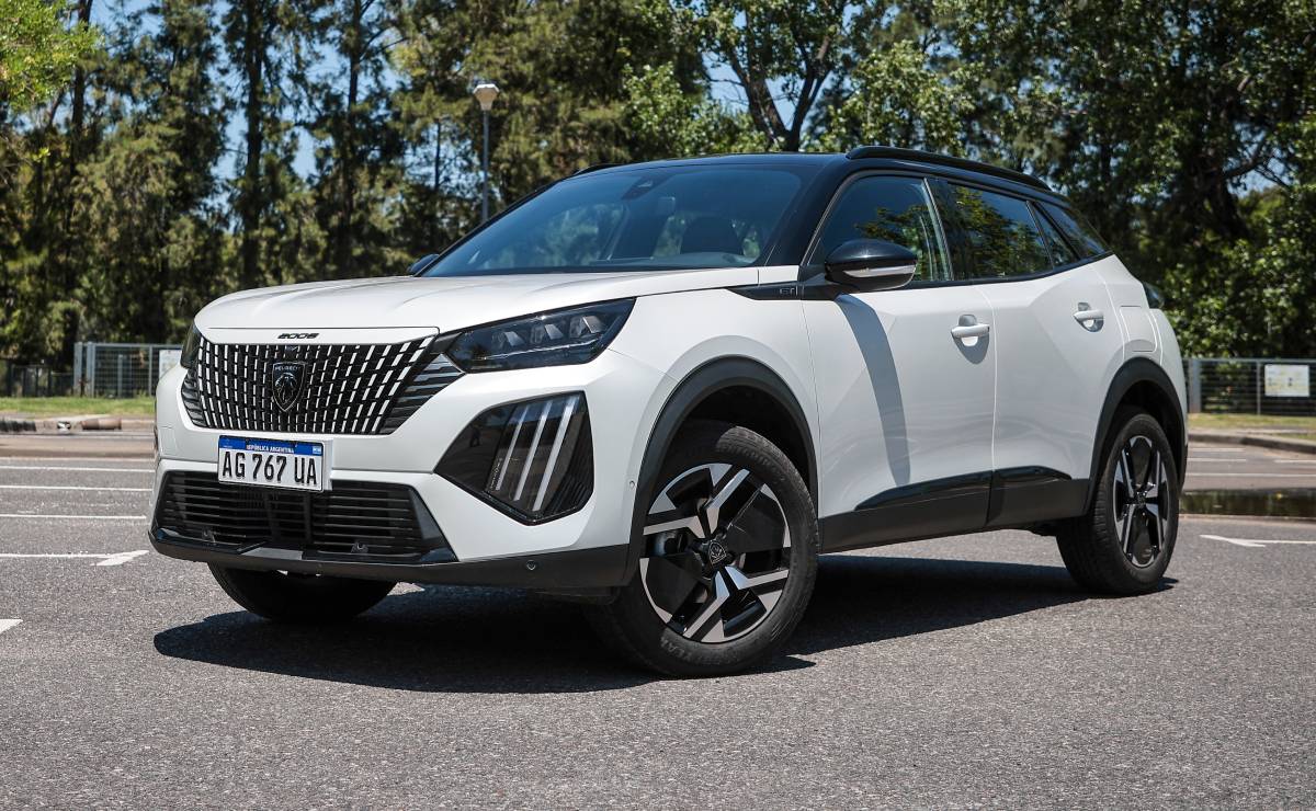 Peugeot 2008 GT frente 2