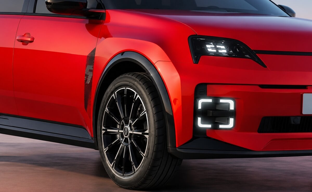 El renovado modelo de Renault para competir contra BYD Dolphin: más equipamiento y estos cambios 1 Los cambios del nuevo Renault 5 E-Tech