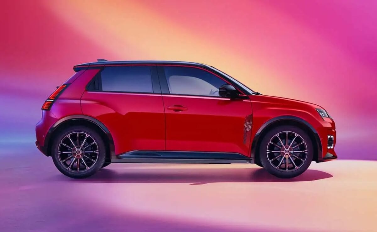 El renovado modelo de Renault para competir contra BYD Dolphin: más equipamiento y estos cambios 2 Renault 5 E Tech perfil