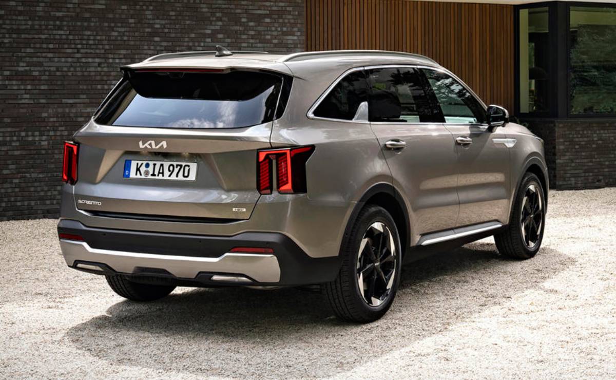 Se presentó un nuevo SUV de siete asientos con 199 CV y tracción integral: precio y versión 5 SUV KIA Sorento trasera