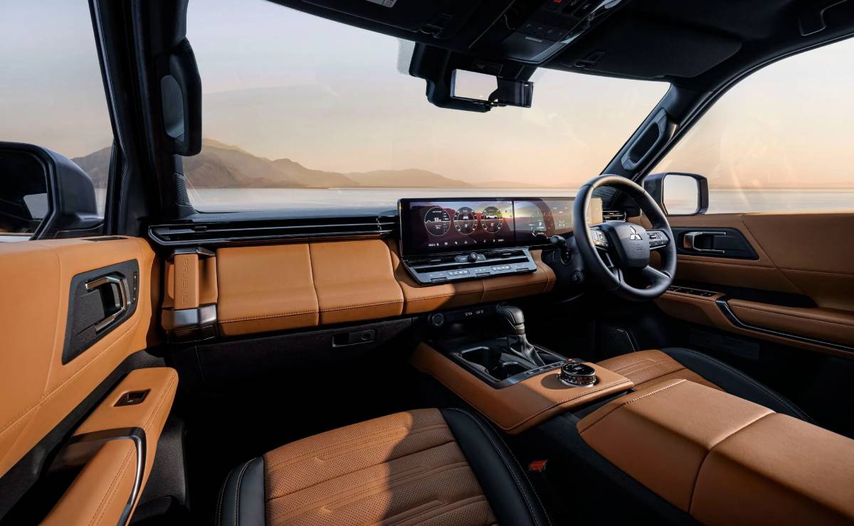Se presentó un nuevo SUV que compite contra Toyota: tiene siete asientos, tracción 4x4 y mucha tecnología 8 SUV Mitsubishi Pajero interior