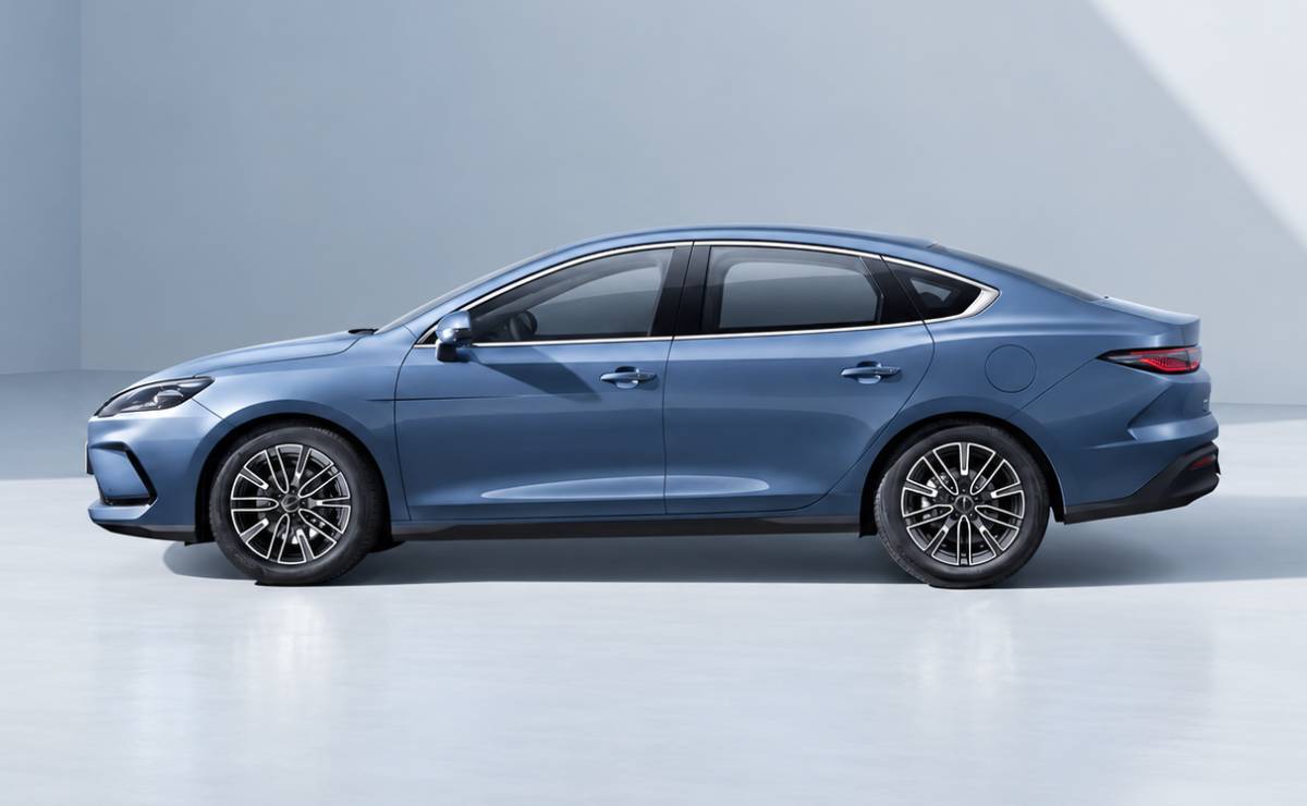 Sedan BYD Seal 5 DM i perfil