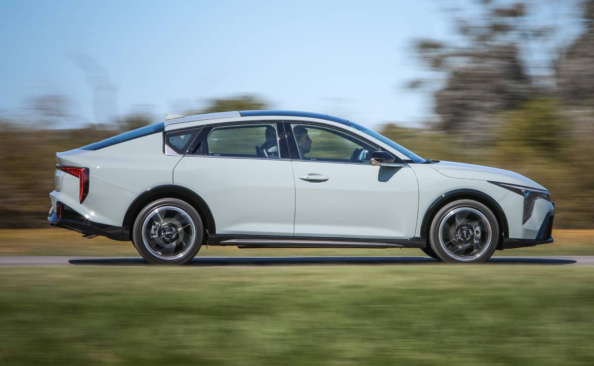 Sedan KIA K4 accion perfil