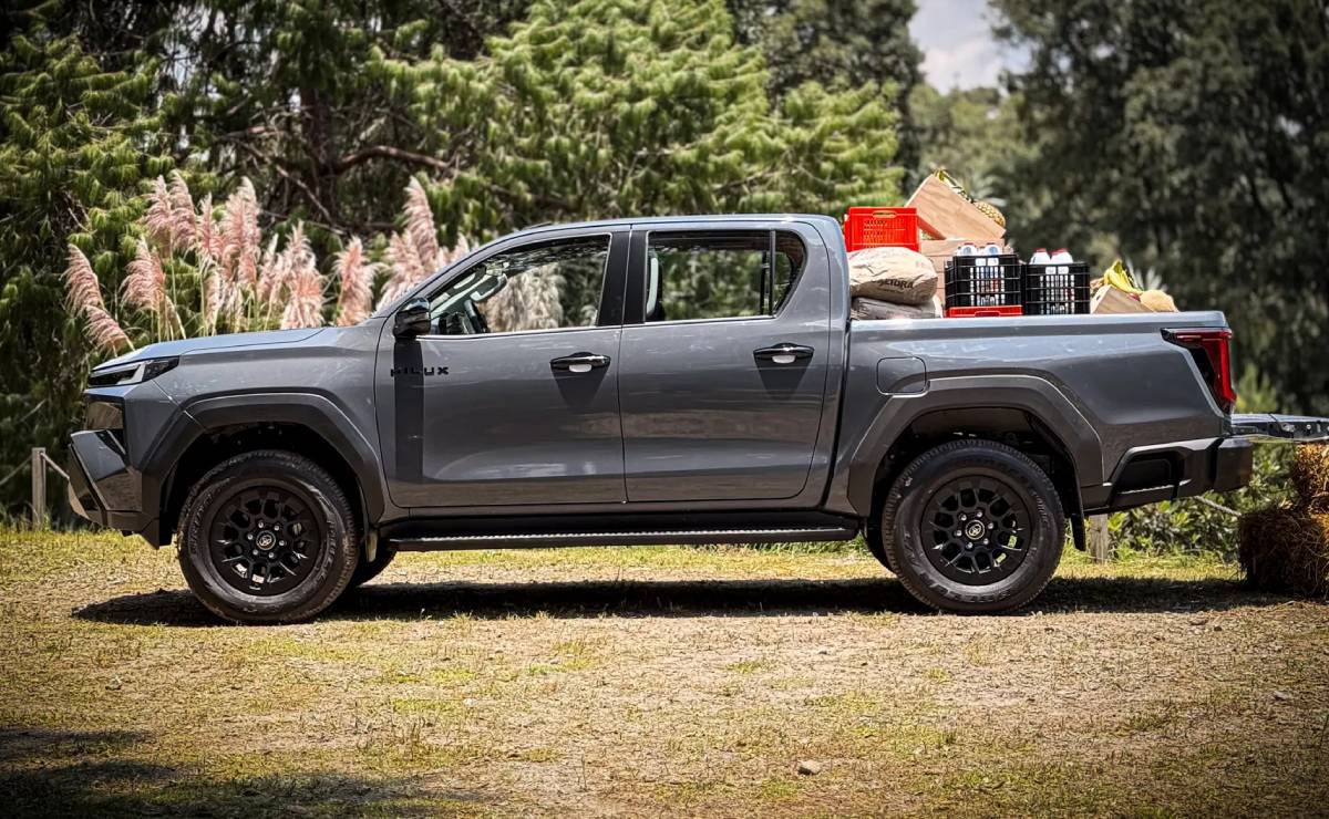 Toyota Hilux 2027: la pick up estrena diseño, motor híbrido y más equipamiento 6 Toyota Hilux 2027 perfil