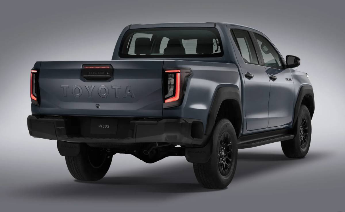 Toyota Hilux 2027: la pick up estrena diseño, motor híbrido y más equipamiento 5 Toyota Hilux 2027 trasera 1 1