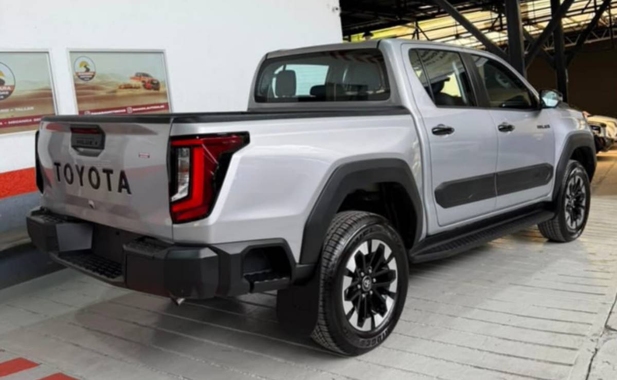 Toyota Hilux 2027 trasera 1