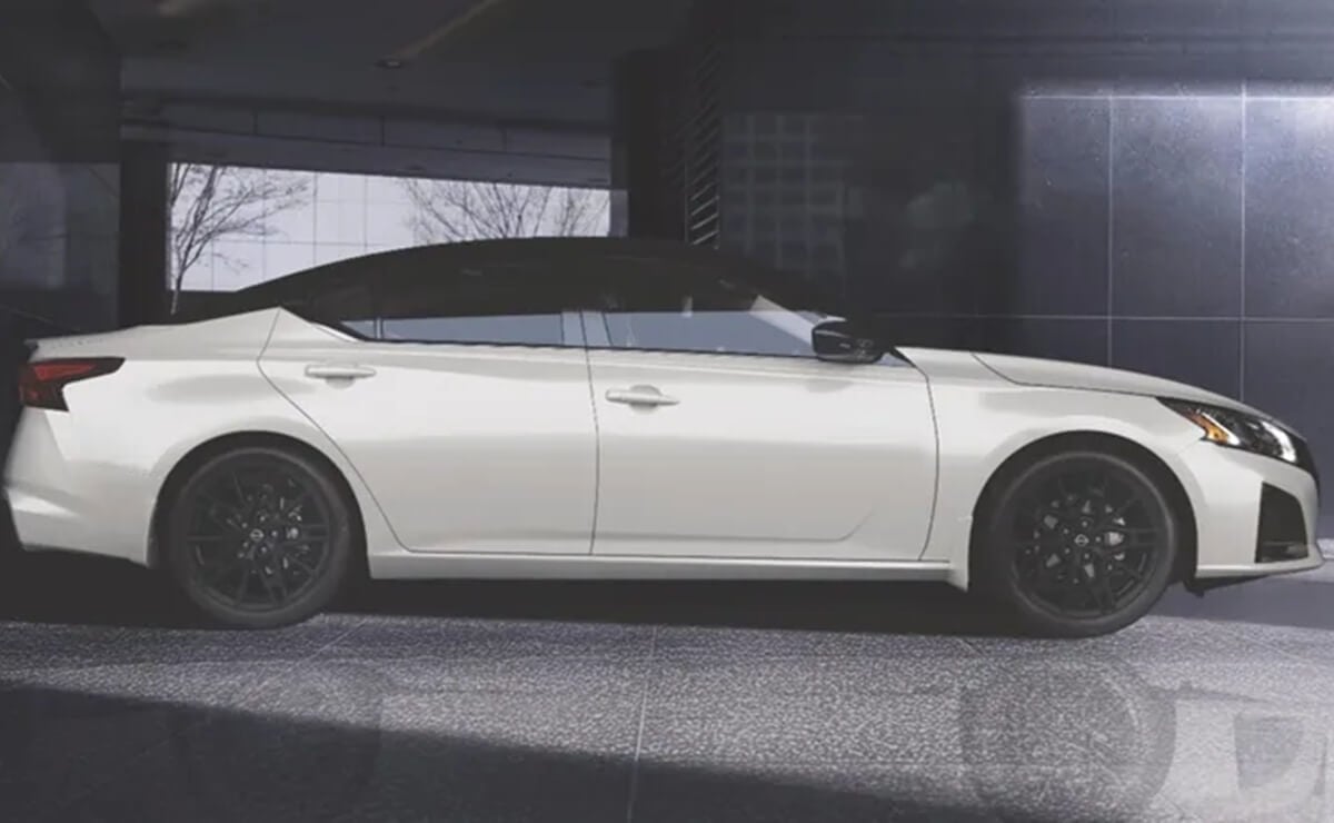 El sedán de Nissan que está arriba de Sentra: cuesta menos de 28000 dólares y compite con Toyota 3 Un Nissan Altima