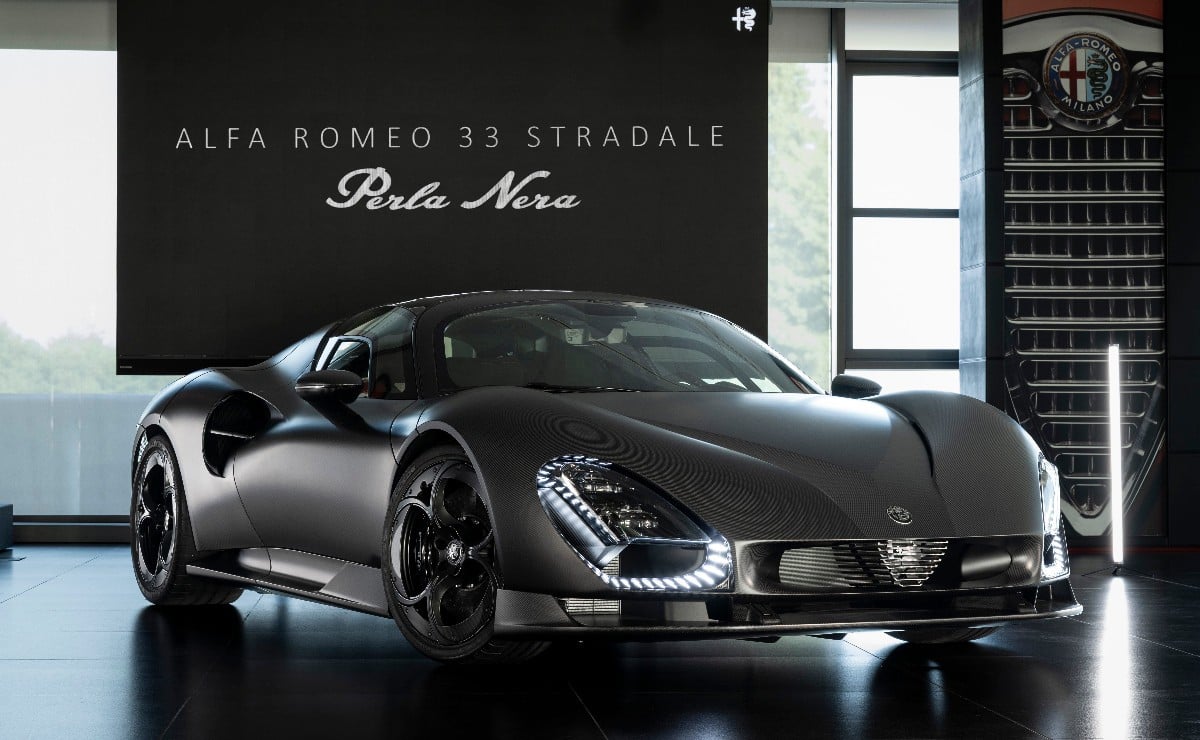 Alfa Romeo 33 Stradale Perla Nera: 620 CV y carrocería de carbono sin pintar, una de solo 